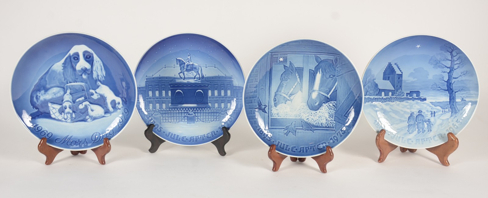 Quatro pratos de porcelana dinamarquesa, decorados com temas... - foto 1 de 10