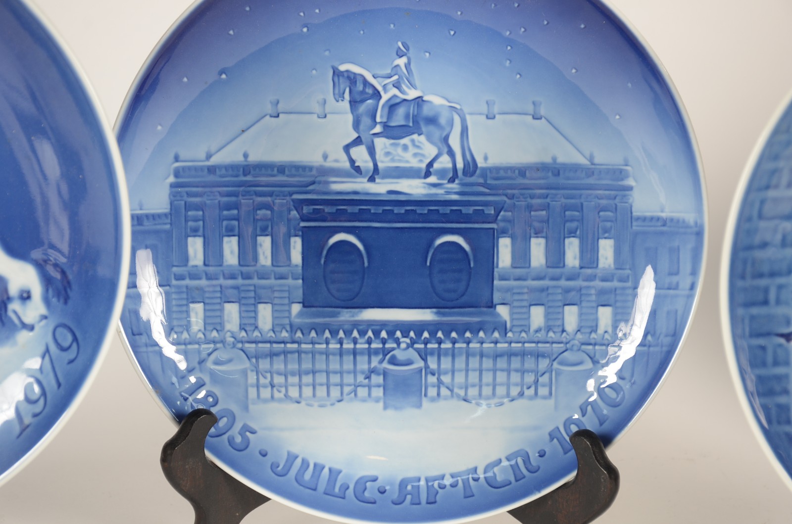 Quatro pratos de porcelana dinamarquesa, decorados com temas... - foto 2 de 10