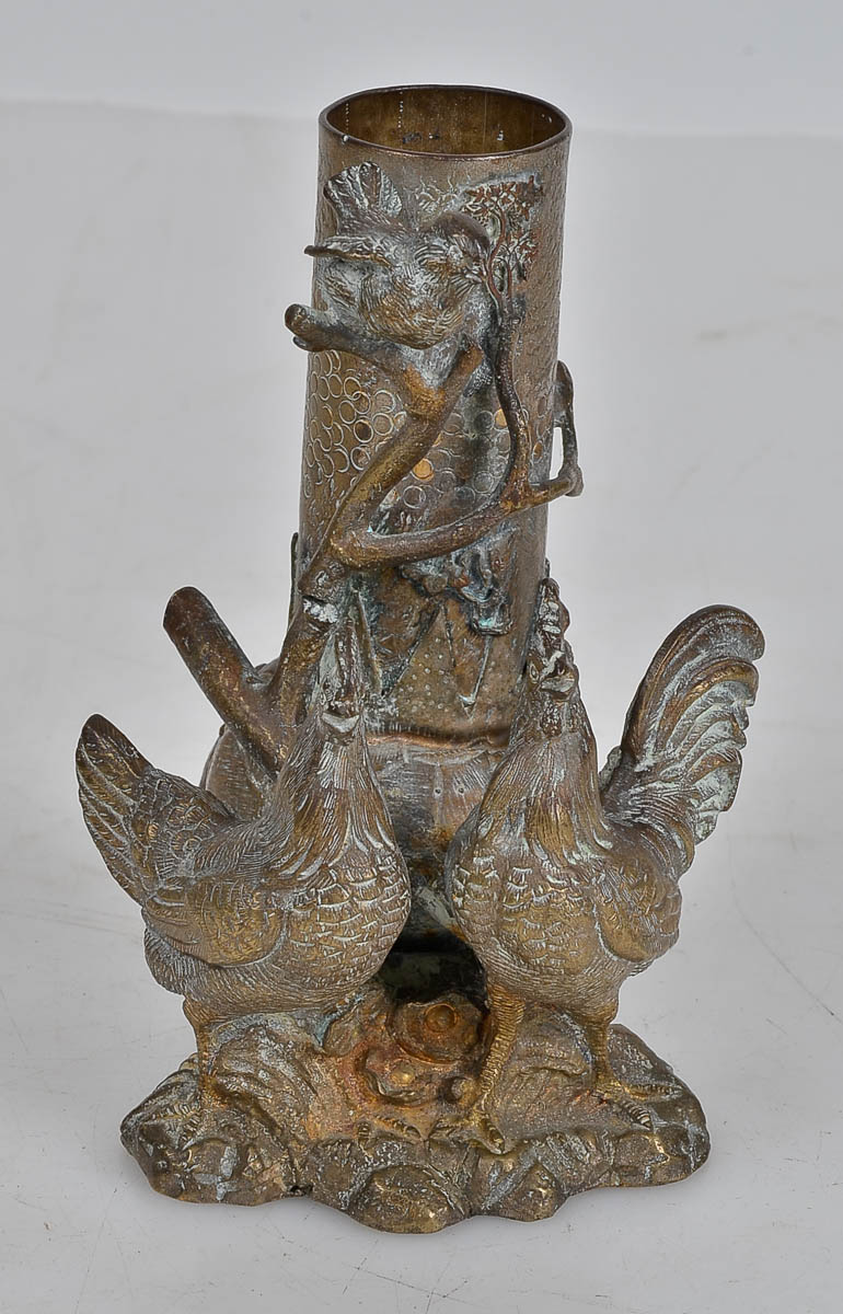 Vaso floreira de bronze com figuras de galos na base e pássaro no...