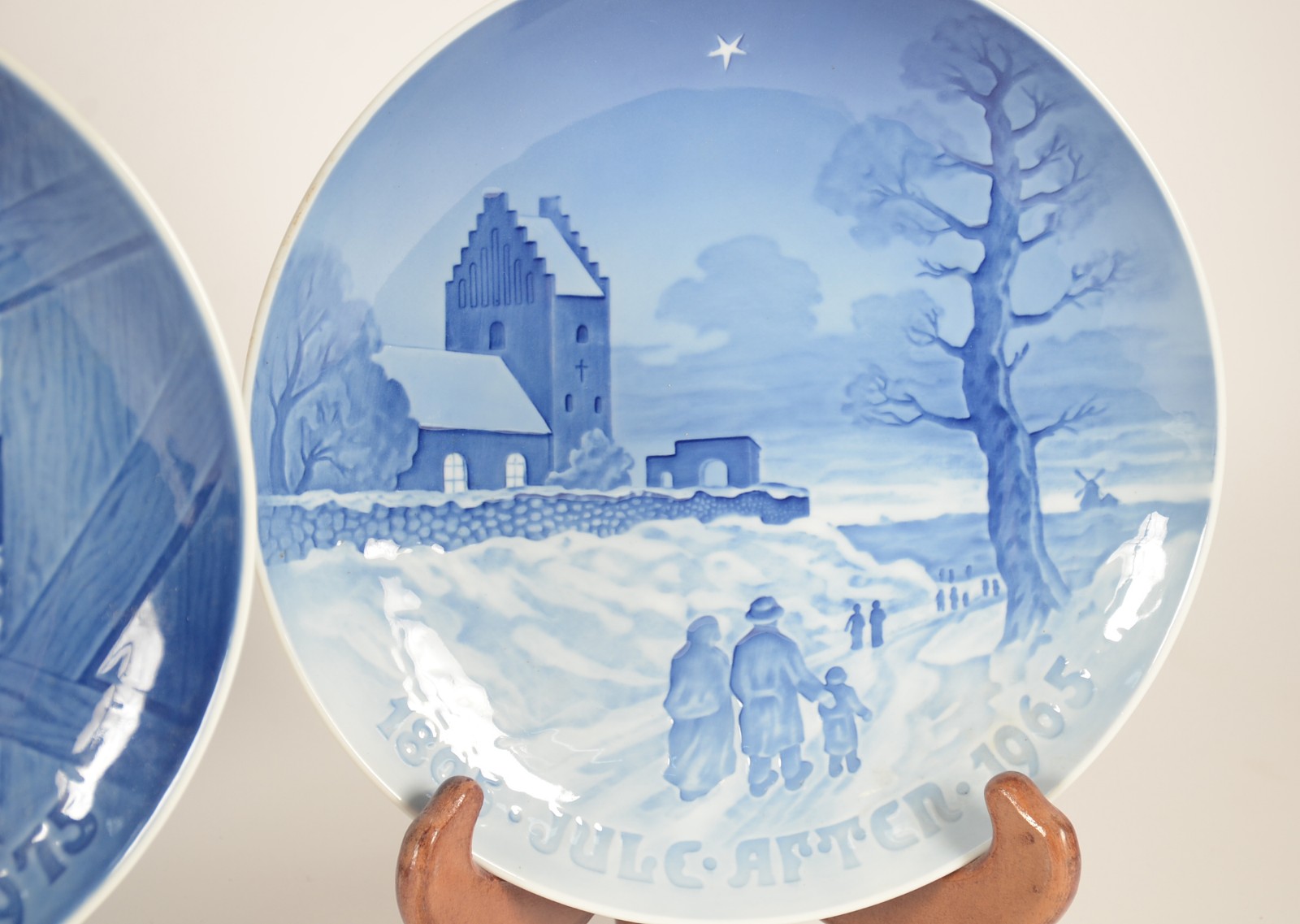 Quatro pratos de porcelana dinamarquesa, decorados com temas... - foto 3 de 10