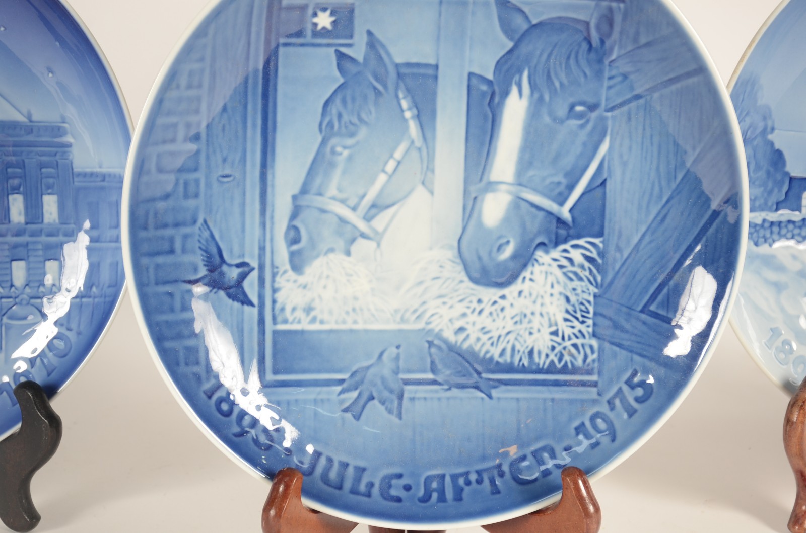 Quatro pratos de porcelana dinamarquesa, decorados com temas... - foto 5 de 10