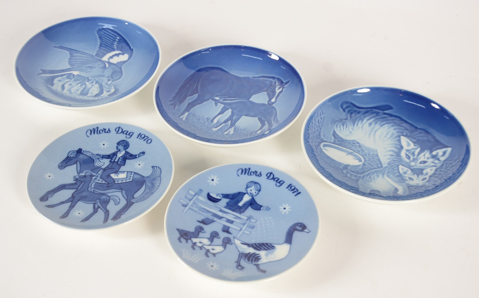 Cinco pratos de porcelana europeia comemorativos do dia das mães... - foto 1 de 8
