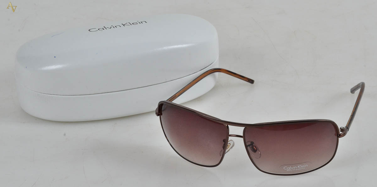 Oculos de sol Calvin Klein.