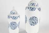Dois vasos de porcelana branca com detalhes em ... - Dois vasos de porcelana branca com detalhes em azul.