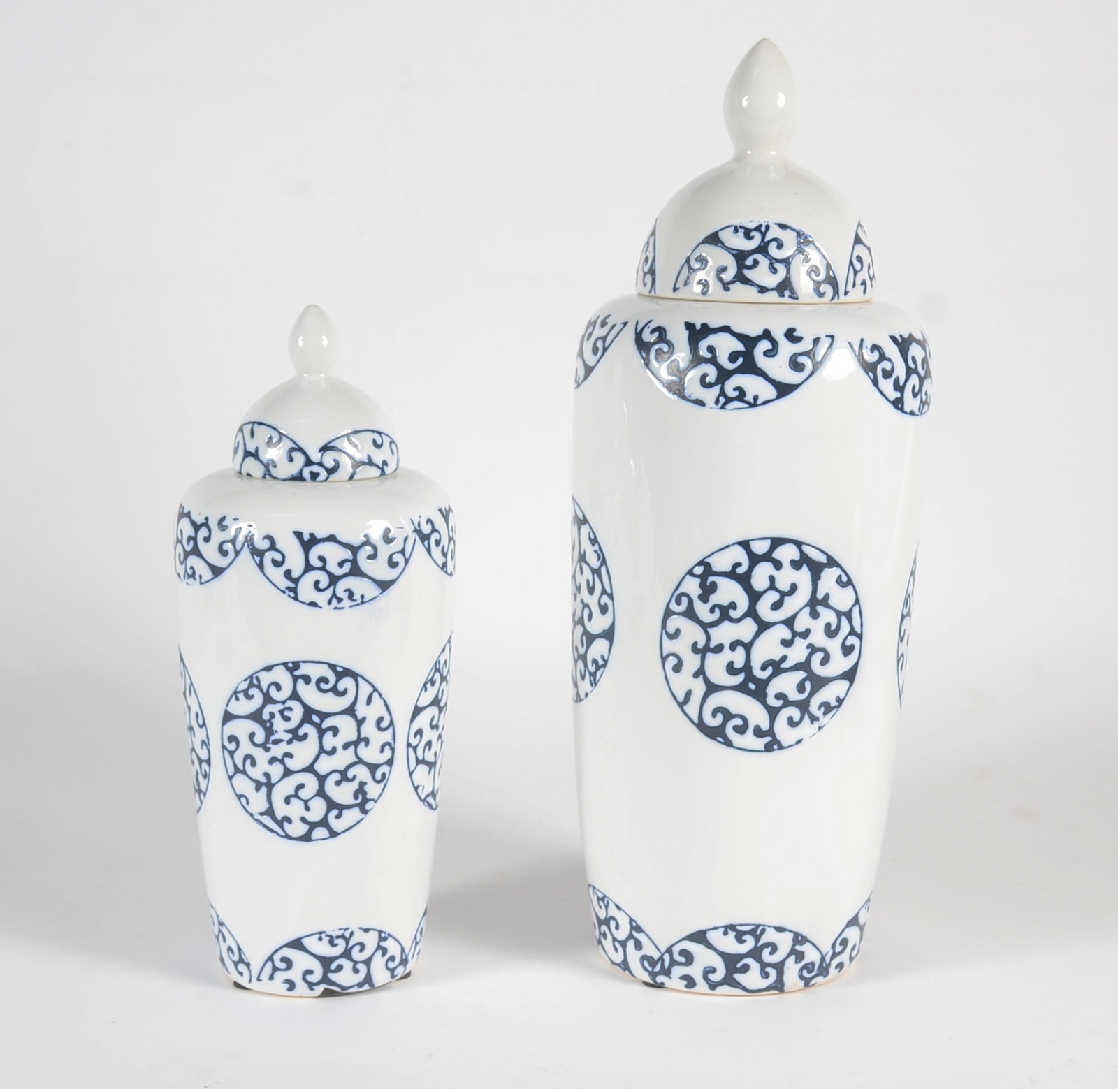Dois vasos de porcelana branca com detalhes em azul. - foto 1 de 7