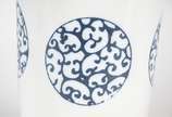 Dois vasos de porcelana branca com detalhes em ... - Dois vasos de porcelana branca com detalhes em azul.