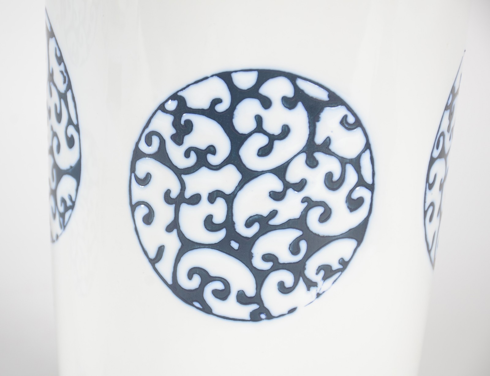 Dois vasos de porcelana branca com detalhes em azul. - foto 2 de 7