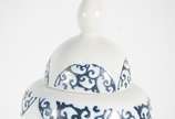 Dois vasos de porcelana branca com detalhes em ... - Dois vasos de porcelana branca com detalhes em azul.