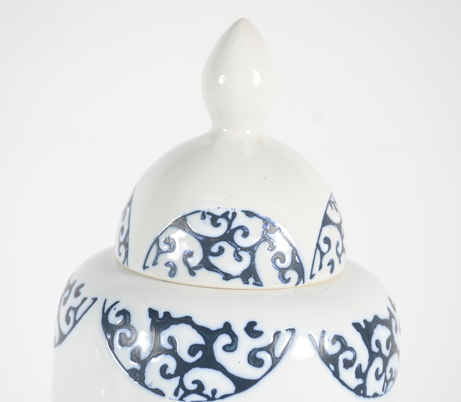 Dois vasos de porcelana branca com detalhes em azul. - foto 3 de 7