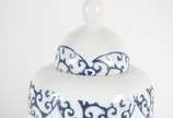 Dois vasos de porcelana branca com detalhes em ... - Dois vasos de porcelana branca com detalhes em azul.