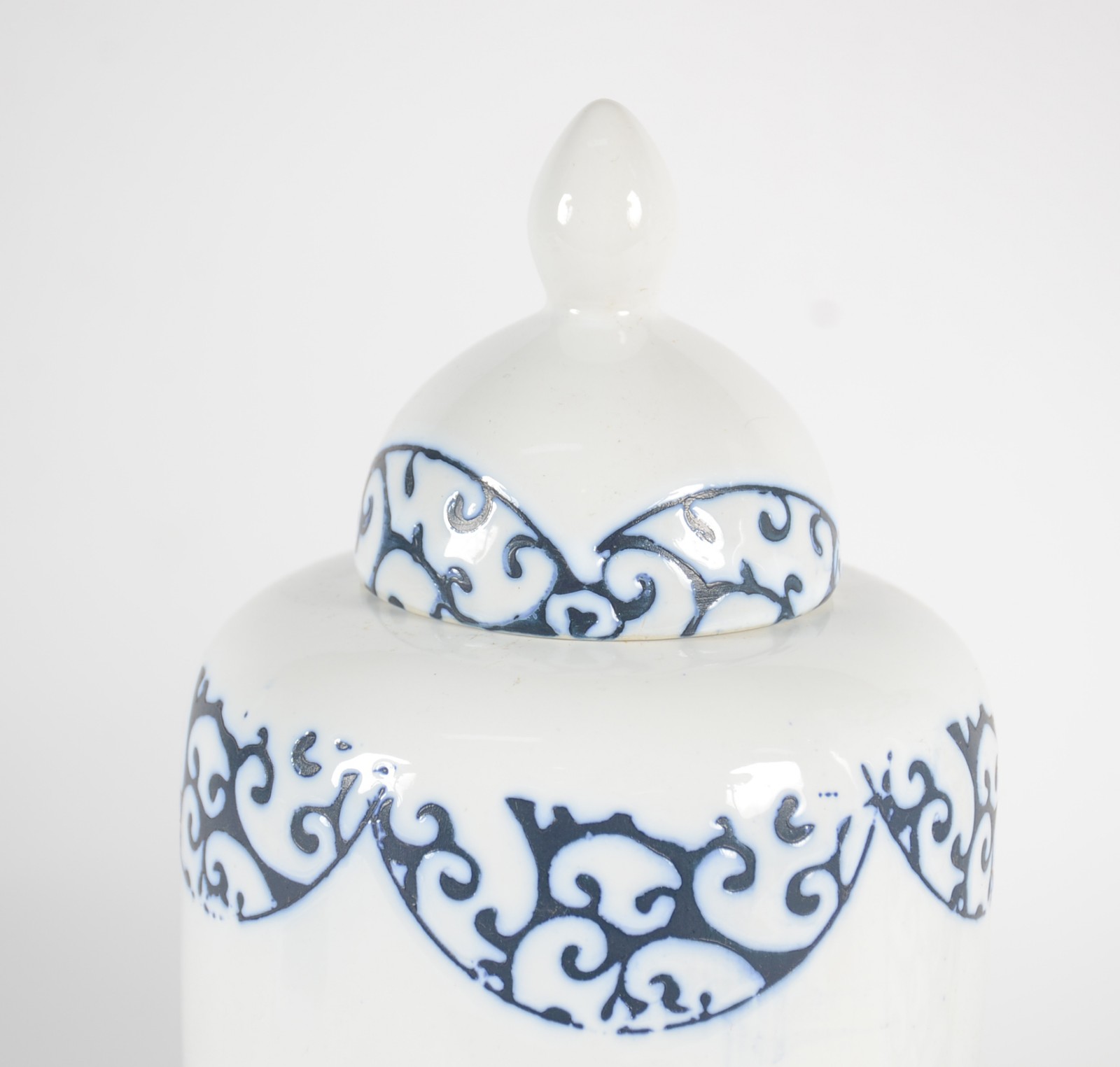 Dois vasos de porcelana branca com detalhes em azul. - foto 4 de 7
