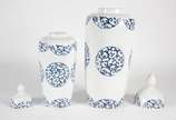 Dois vasos de porcelana branca com detalhes em ... - Dois vasos de porcelana branca com detalhes em azul.