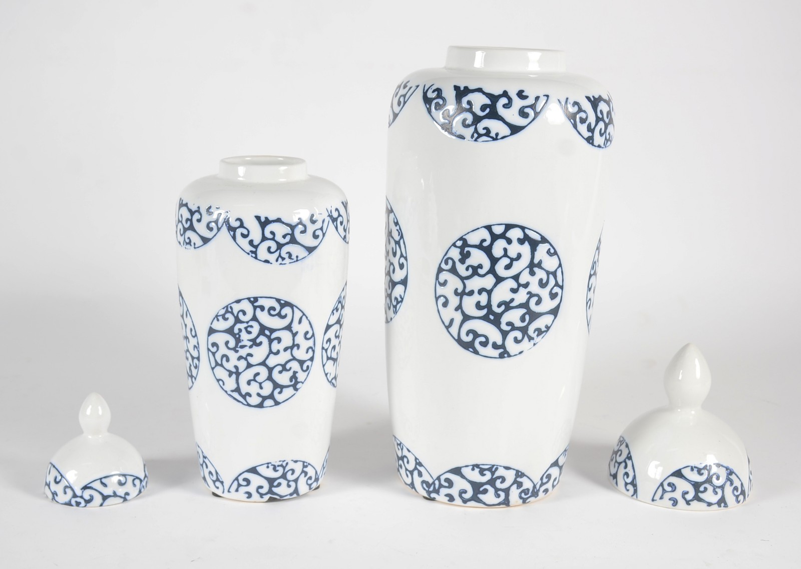Dois vasos de porcelana branca com detalhes em azul. - foto 5 de 7