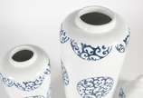 Dois vasos de porcelana branca com detalhes em ... - Dois vasos de porcelana branca com detalhes em azul.