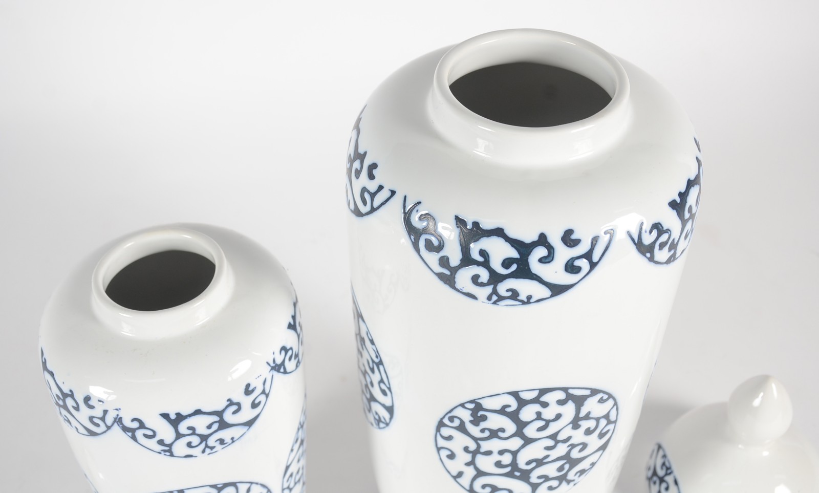 Dois vasos de porcelana branca com detalhes em azul. - foto 6 de 7
