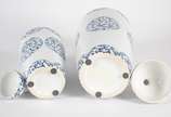 Dois vasos de porcelana branca com detalhes em ... - Dois vasos de porcelana branca com detalhes em azul.