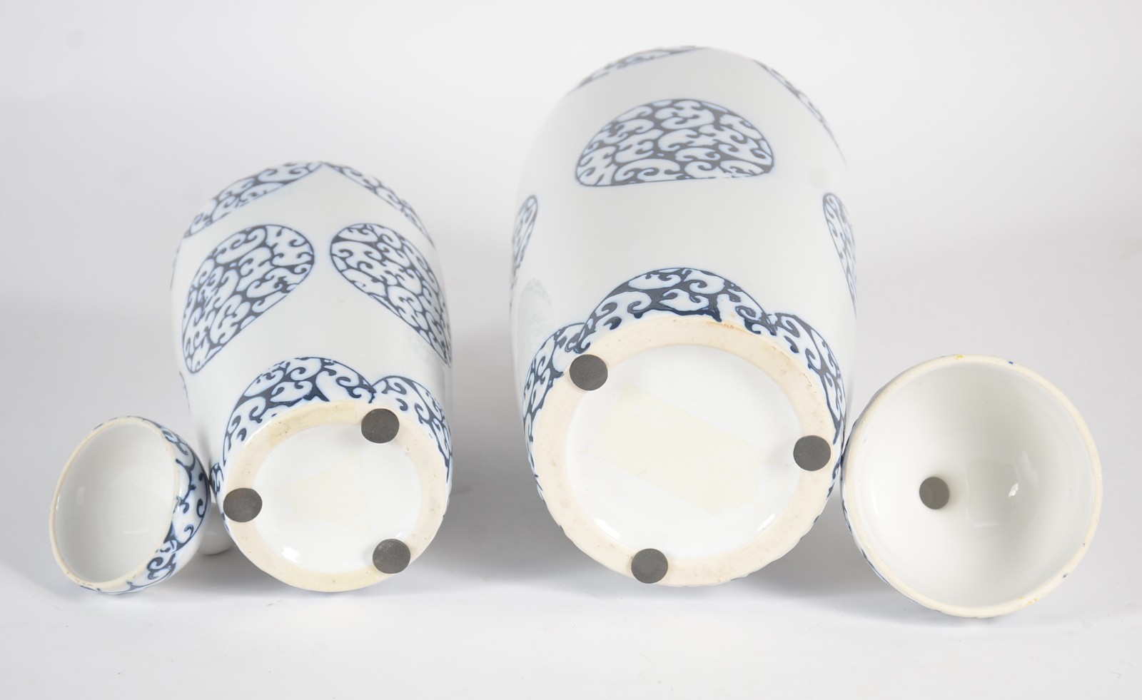 Dois vasos de porcelana branca com detalhes em azul. - foto 7 de 7