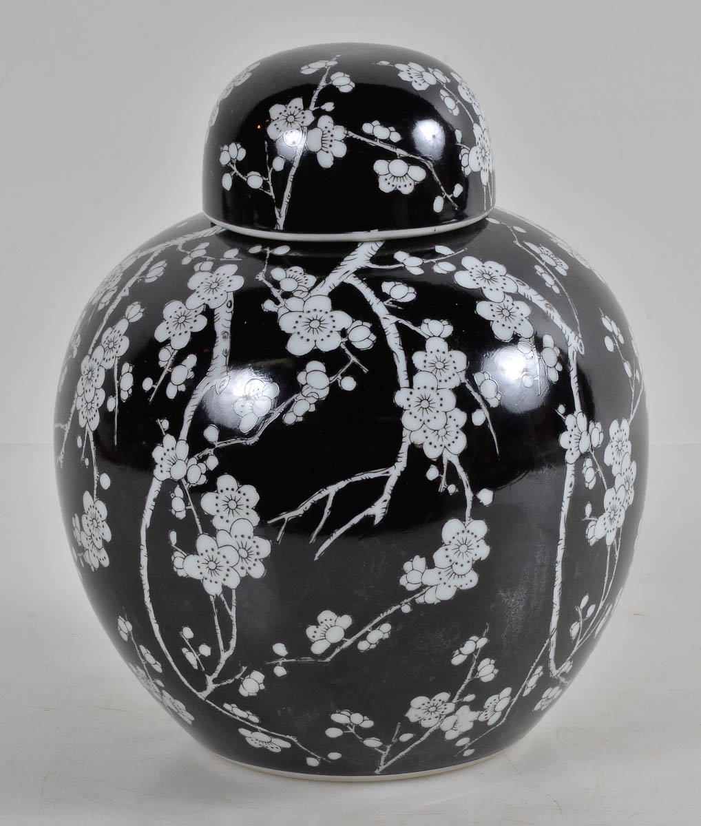 Potiche em ceramica chinesa, desenho flores de cerejeira branca c/...