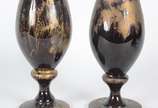 Par de vasos de vidro decorativo pintado. Peque... - Par de vasos de vidro decorativo pintado. Pequenas partes descascando.