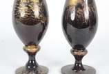 Par de vasos de vidro decorativo pintado. Peque... - Par de vasos de vidro decorativo pintado. Pequenas partes descascando.