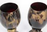Par de vasos de vidro decorativo pintado. Peque... - Par de vasos de vidro decorativo pintado. Pequenas partes descascando.