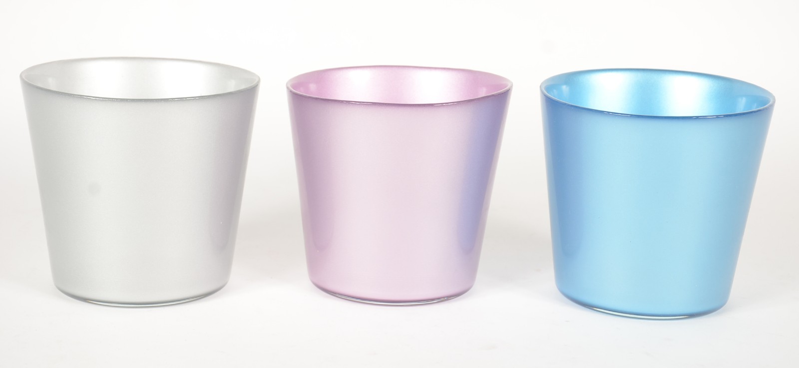 Três vasos decorativos em vidro colorido. - foto 1 de 3