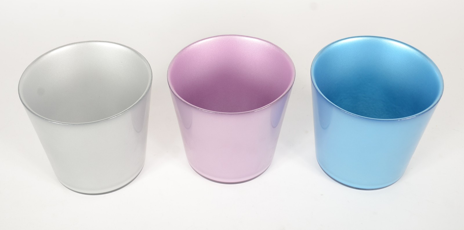 Três vasos decorativos em vidro colorido. - foto 2 de 3