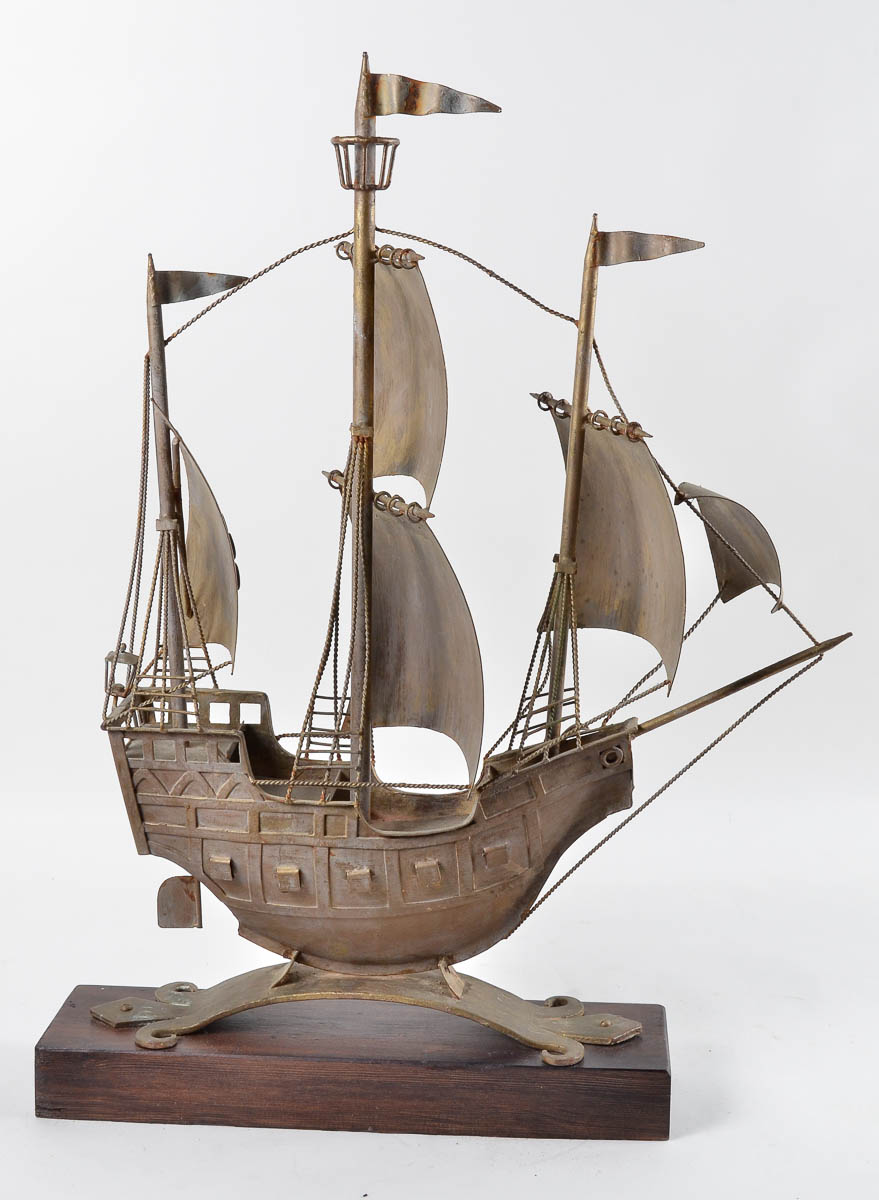 Caravela de metal, alt 72cm.