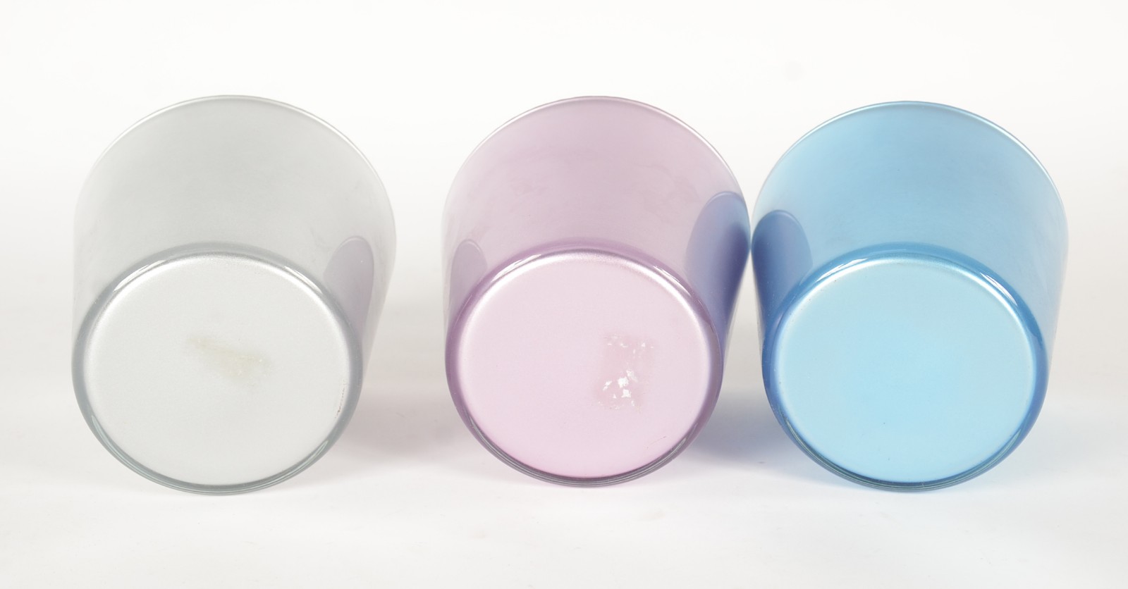 Três vasos decorativos em vidro colorido. - foto 3 de 3