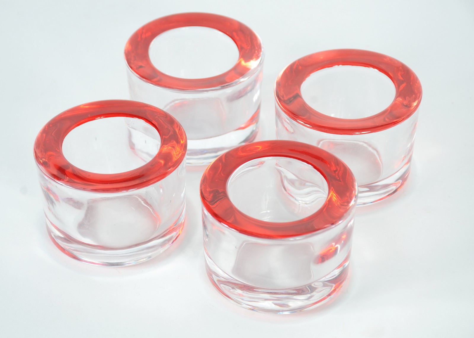 Quatro porta velas decorativos de cristal com bordas coloridas. - foto 1 de 6