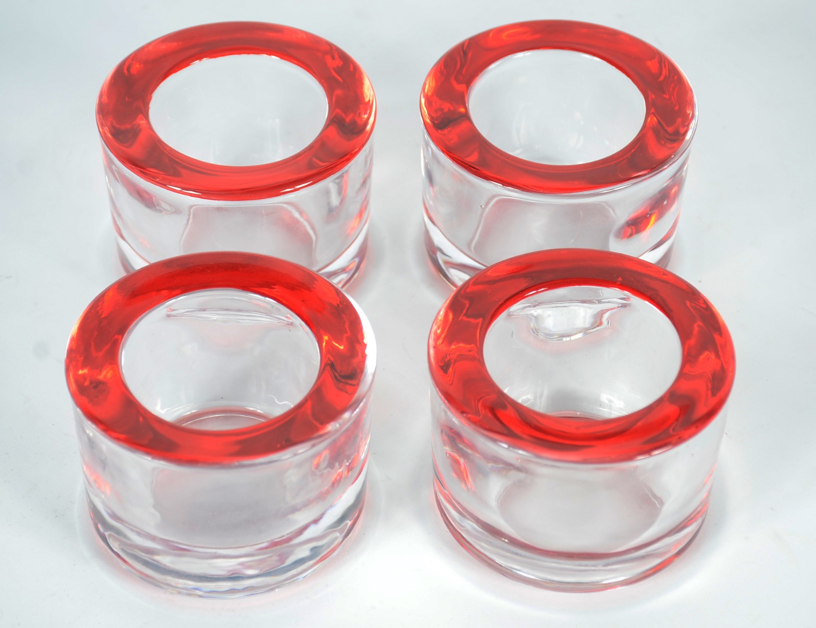 Quatro porta velas decorativos de cristal com bordas coloridas. - foto 2 de 6