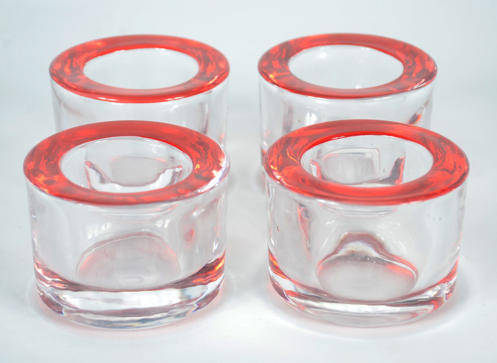Quatro porta velas decorativos de cristal com bordas coloridas. - foto 3 de 6