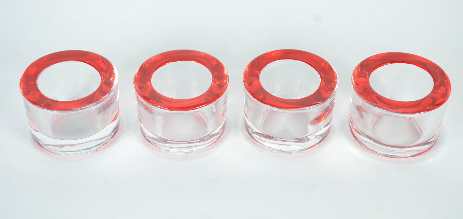 Quatro porta velas decorativos de cristal com bordas coloridas. - foto 5 de 6