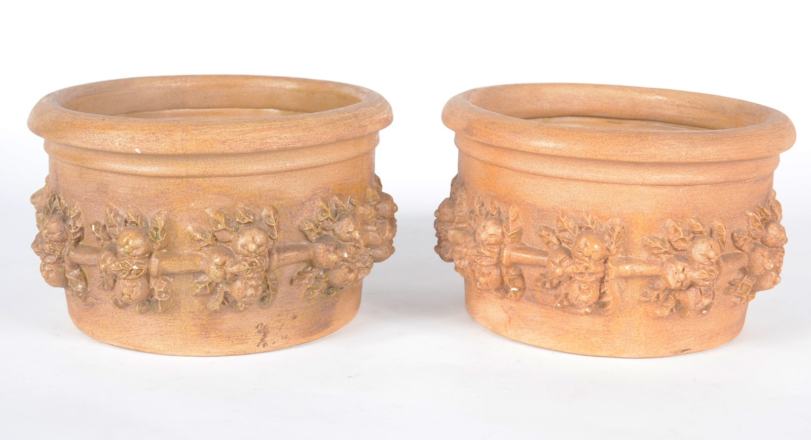 Par de cachepots de cerâmica com flores em relevo. - foto 1 de 5