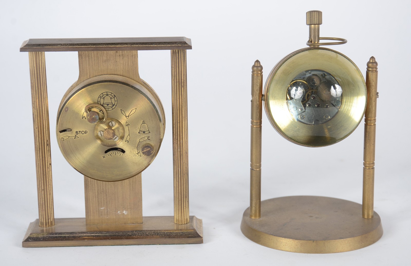 Dois pequenos relógios de mesa de metal dourado, um deles automático... - foto 5 de 8