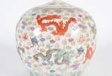 Potiche de porcelana oriental decorado com drag... - Potiche de porcelana oriental decorado com dragões em policromia.