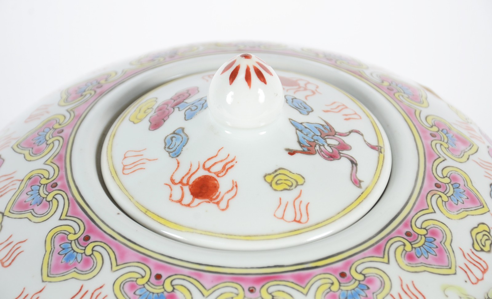 Potiche de porcelana oriental decorado com dragões em policromia. - foto 4 de 7