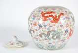 Potiche de porcelana oriental decorado com drag... - Potiche de porcelana oriental decorado com dragões em policromia.