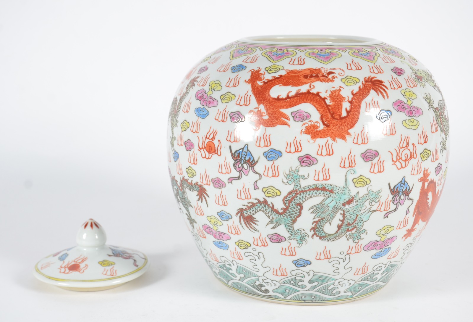 Potiche de porcelana oriental decorado com dragões em policromia. - foto 5 de 7