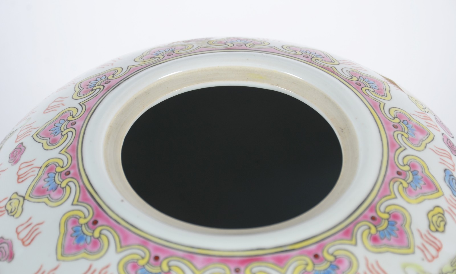 Potiche de porcelana oriental decorado com dragões em policromia. - foto 6 de 7