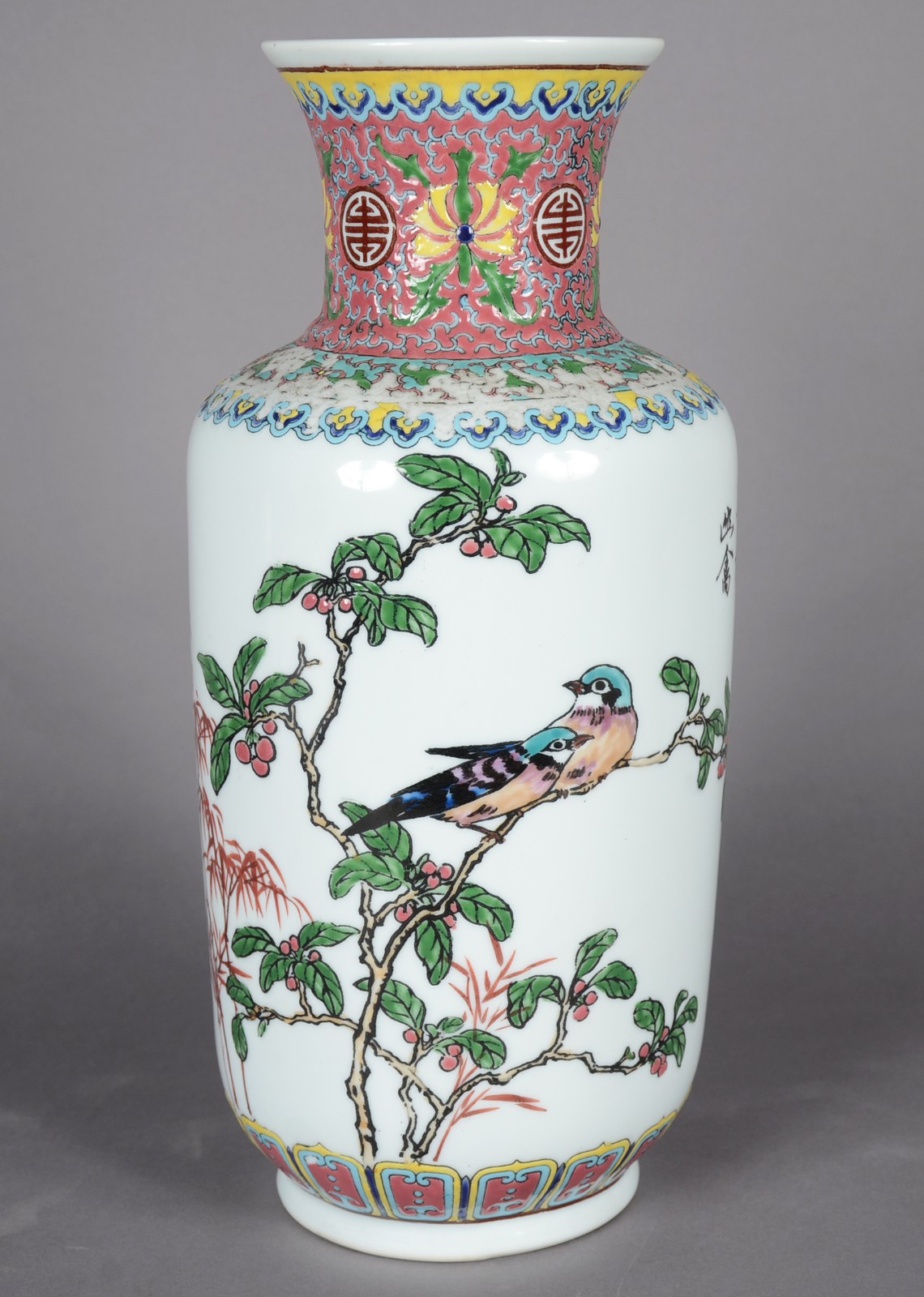 Vaso de porcelana oriental decorado com pássaros e folhagens em... - foto 1 de 10