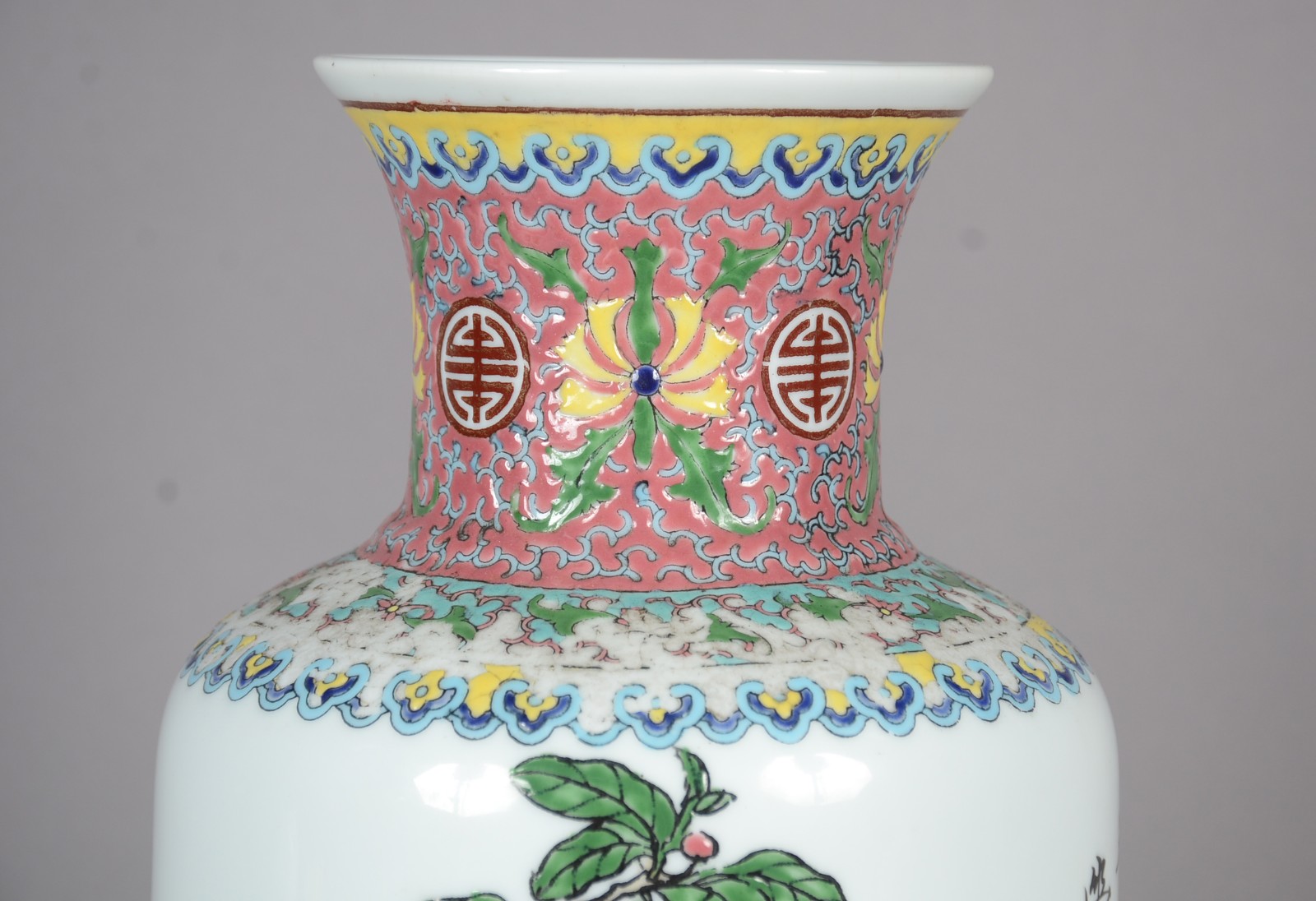 Vaso de porcelana oriental decorado com pássaros e folhagens em... - foto 3 de 10