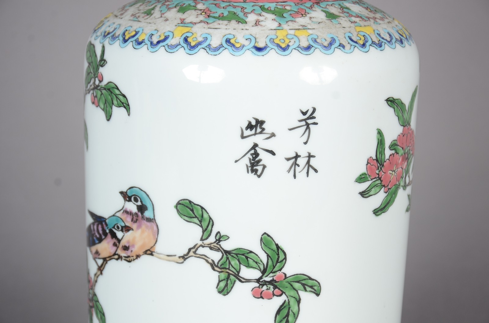 Vaso de porcelana oriental decorado com pássaros e folhagens em... - foto 6 de 10