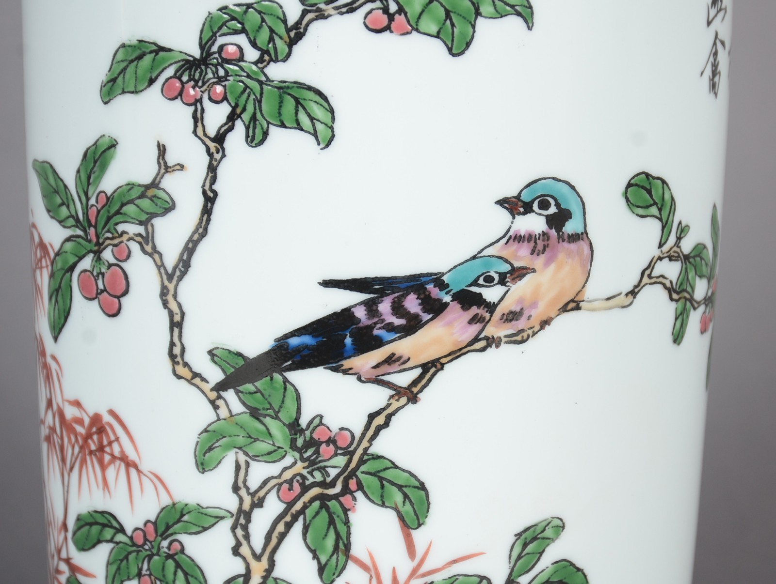 Vaso de porcelana oriental decorado com pássaros e folhagens em... - foto 7 de 10