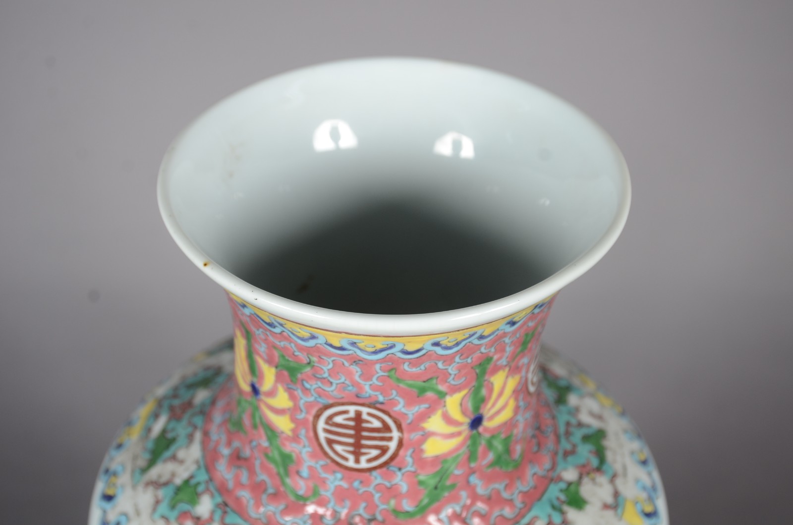 Vaso de porcelana oriental decorado com pássaros e folhagens em... - foto 8 de 10