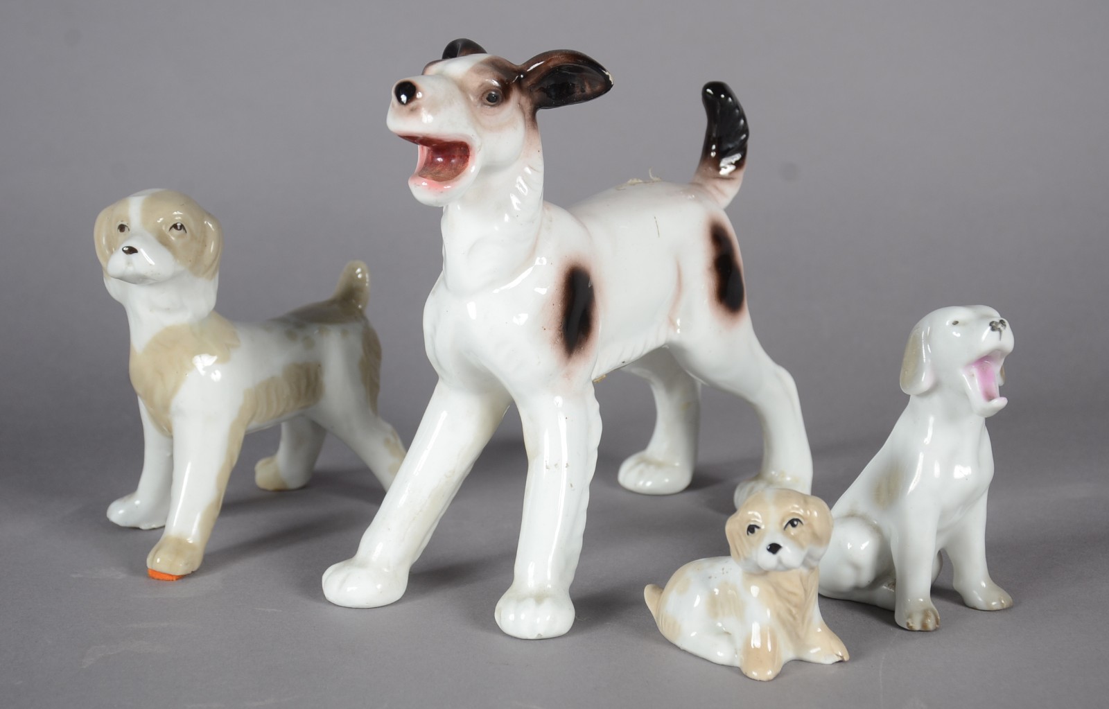 Quatro cachorros de porcelana européia policromada em diversos... - foto 1 de 8