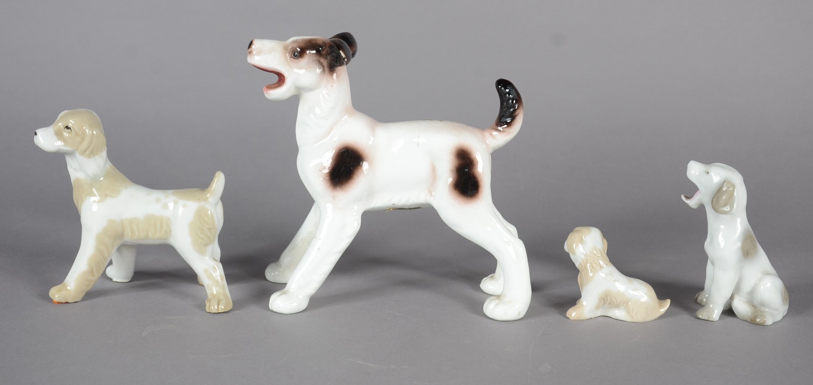 Quatro cachorros de porcelana européia policromada em diversos... - foto 2 de 8