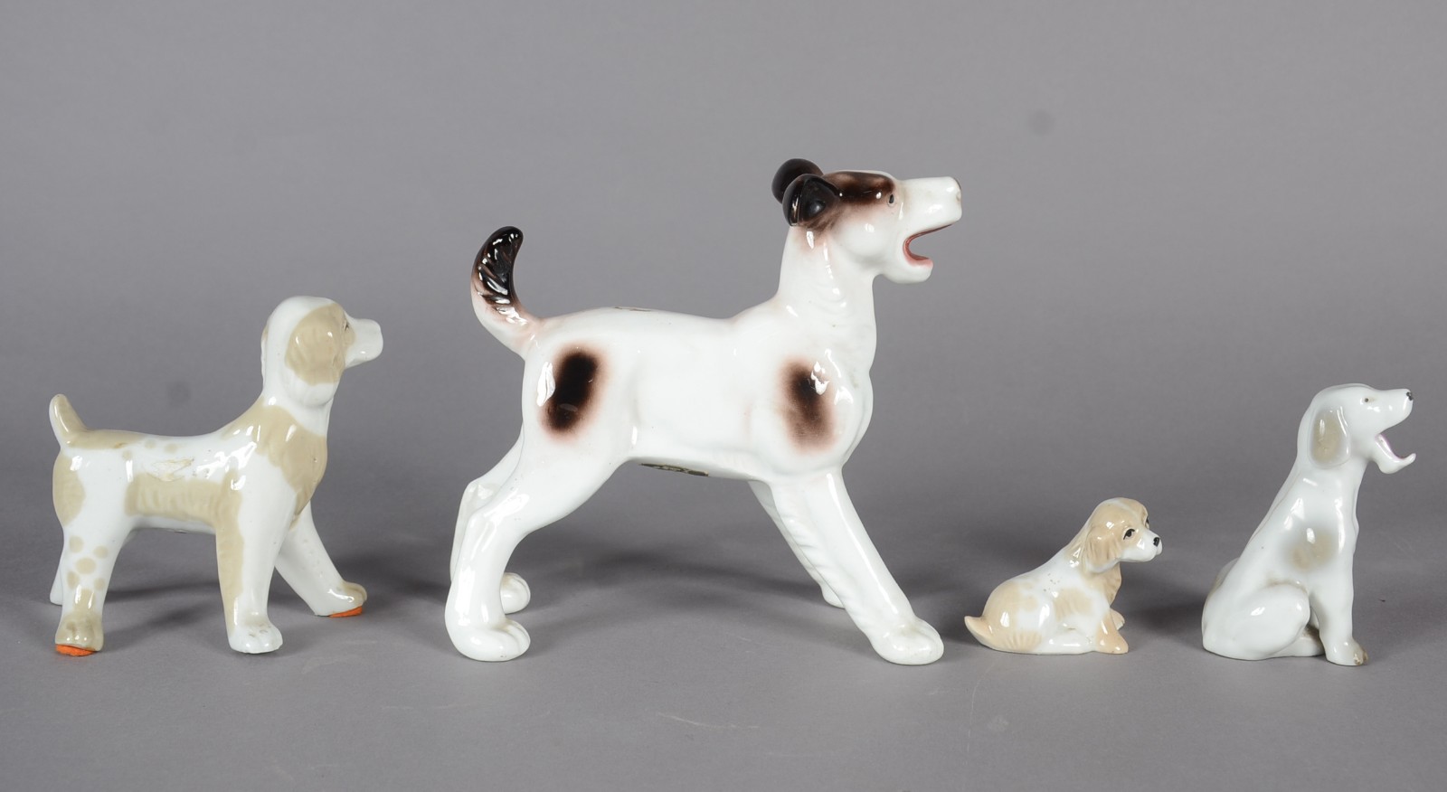 Quatro cachorros de porcelana européia policromada em diversos... - foto 3 de 8