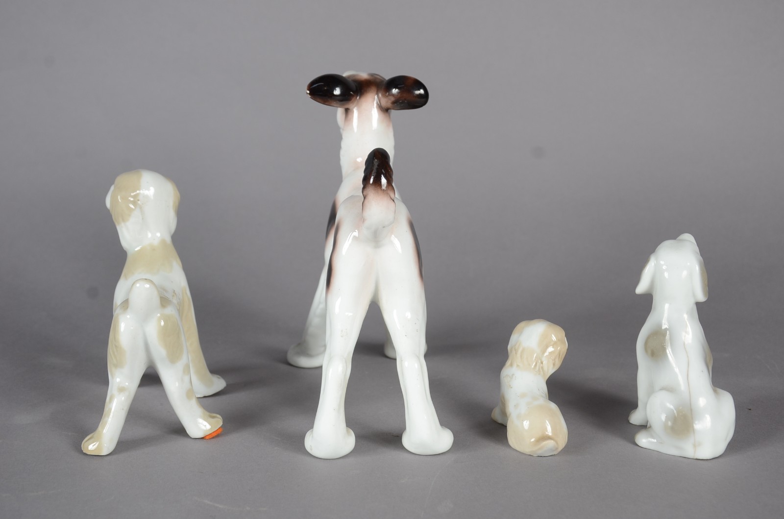 Quatro cachorros de porcelana européia policromada em diversos... - foto 4 de 8