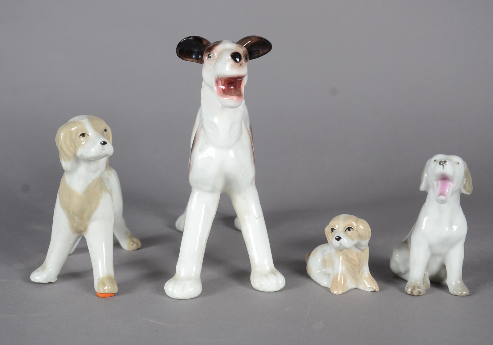 Quatro cachorros de porcelana européia policromada em diversos... - foto 5 de 8